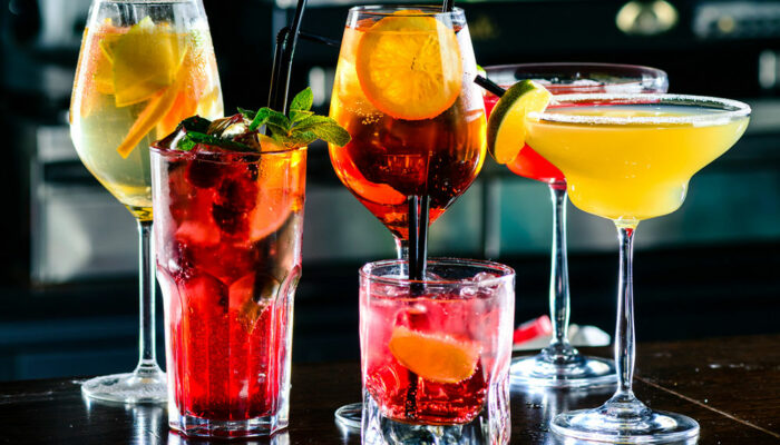 5 Simple DIY Cocktails for A House Party