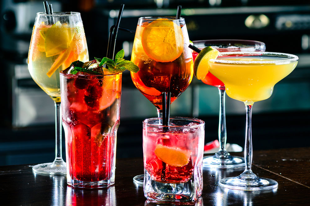 5 Simple DIY Cocktails for A House Party